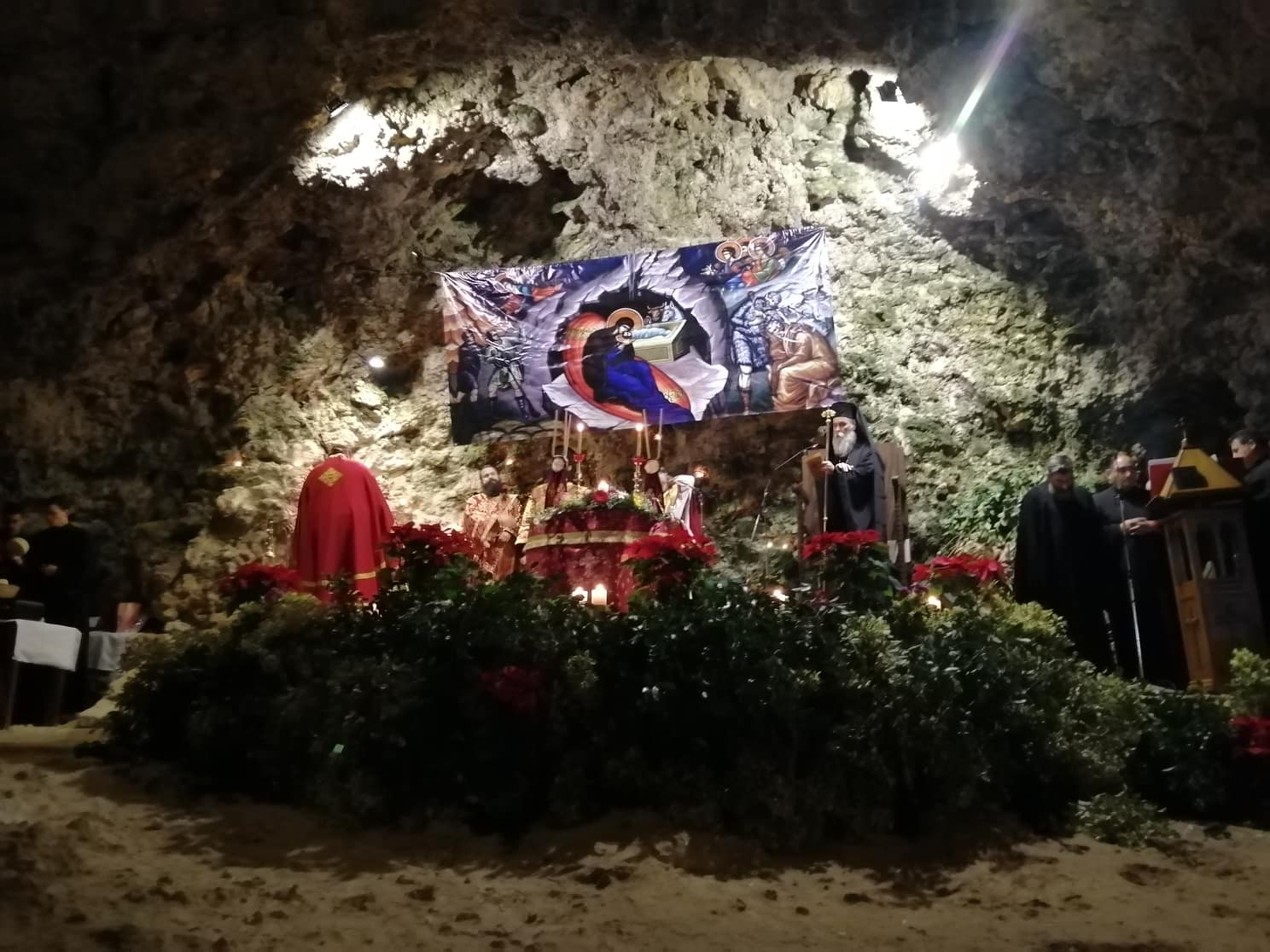 Κατανυκτική η λειτουργία στη σπηλιά Μαραθοκεφάλας με την αναπαράσταση της φάτνης (φωτο)