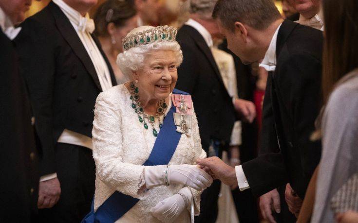 Η Βασίλισσα ψάχνει υπεύθυνο για το Instagram και δίνει 60.000 το χρόνο