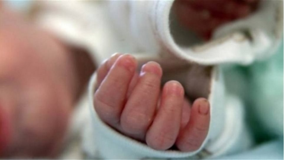 Εξελίξεις: Ελεύθεροι οι γονείς του βρέφους -Σωματικές κακώσεις από αμβλύ όργανο