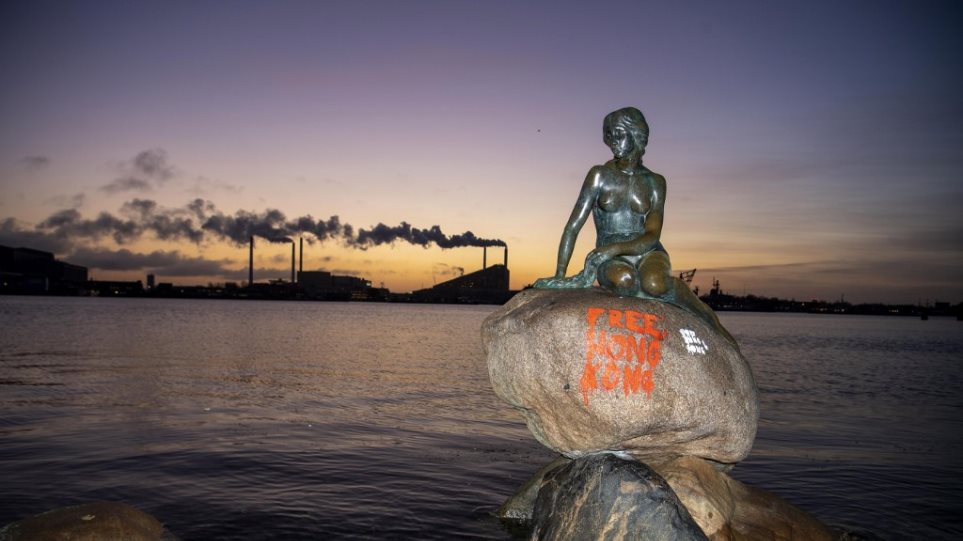 Δανία: Βανδάλισαν τη Γοργόνα γράφοντας «Ελευθερώστε το Χονγκ Κονγκ»
