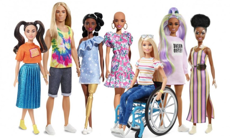 Κούκλες χωρίς μαλλιά, με προσθετικά μέλη και με λεύκη στη νέα κολεξιόν της Barbie