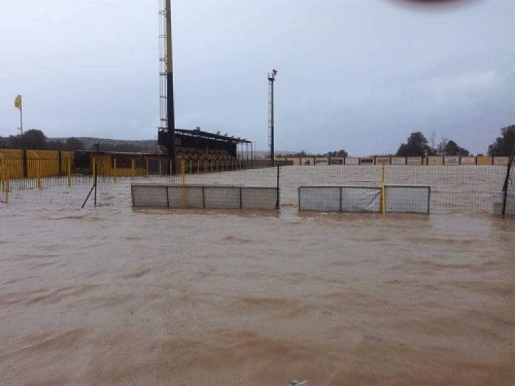 Γήπεδο μετατράπηκε σε λιμνοθάλασσα στο Ηράκλειο (φωτο)