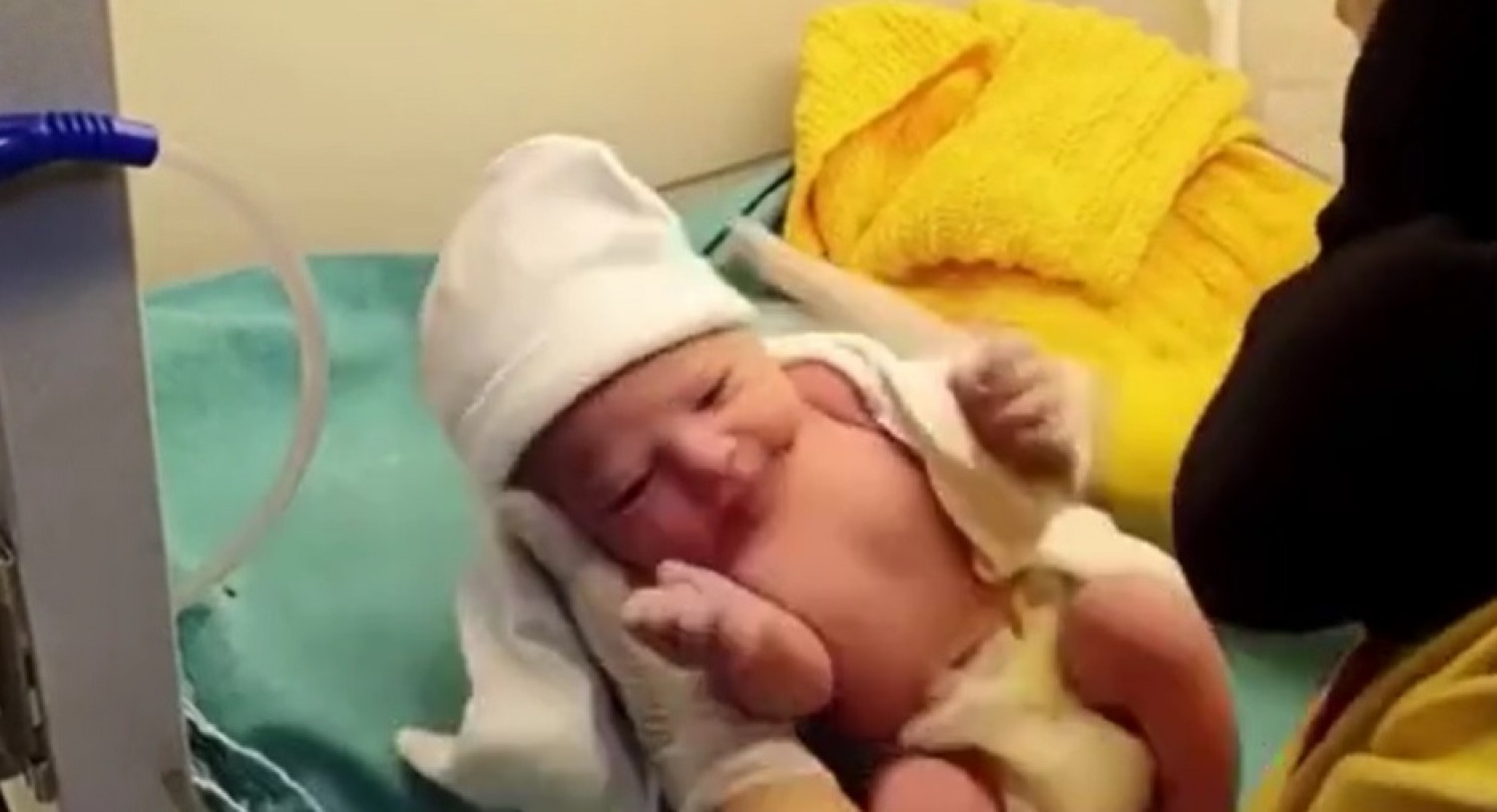 Συγκλονιστικό βίντεο από την Τουρκία: Μωρό γεννιέται την ώρα του σεισμού