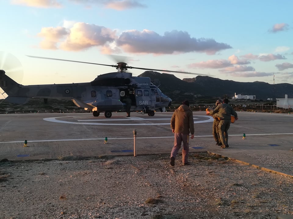 Υπάλληλοι της ΔΕΔΔΗΕ μεταφέρθηκαν με ελικόπτερο στα Αντικύθηρα (φωτο)