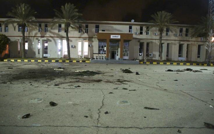 Τουλάχιστον 30 νεκροί και 33 τραυματίες από τον βομβαρδισμό σε στρατιωτική σχολή στην Τρίπ