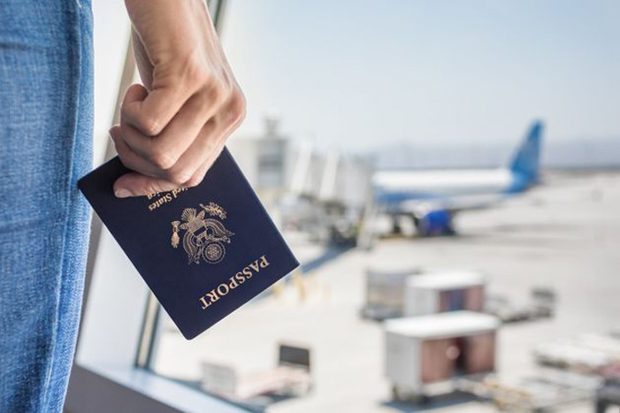 25 συλλήψεις για πλαστά διαβατήρια στο αεροδρόμιο Ηρακλείου