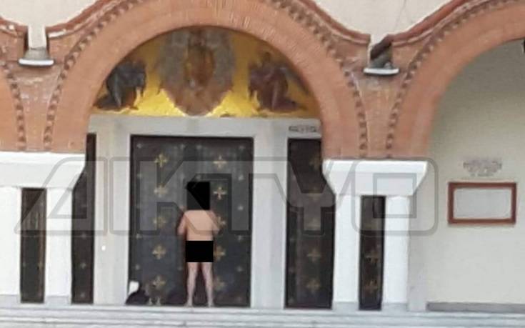 Γυμνός άνδρας μπροστά από την είσοδο της Μητρόπολης