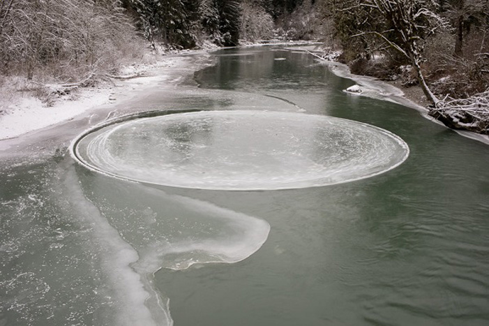 Ασυνήθιστος παγωμένος δίσκος περιστρέφεται σε ποτάμι!