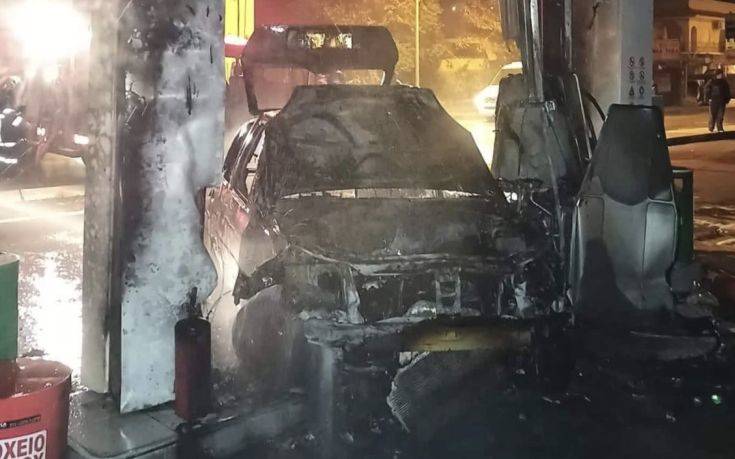 Αυτοκίνητο έπεσε σε αντλία βενζινάδικου και τυλίχθηκε σε φλόγες