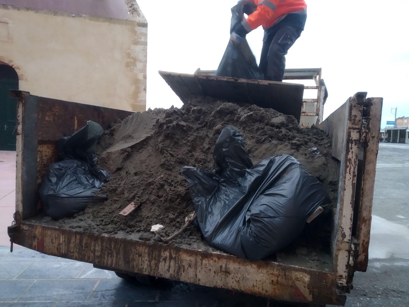 Σκουπίδια και λάσπη βάρους 15 τόνων μάζεψαν τα συνεργεία από το παλιό λιμάνι Χανίων