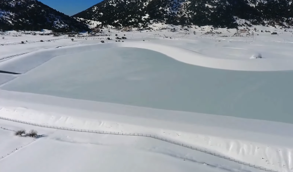 Μαγικές εικόνες από την παγωμένη λίμνη στον Ομαλό (βιντεο)