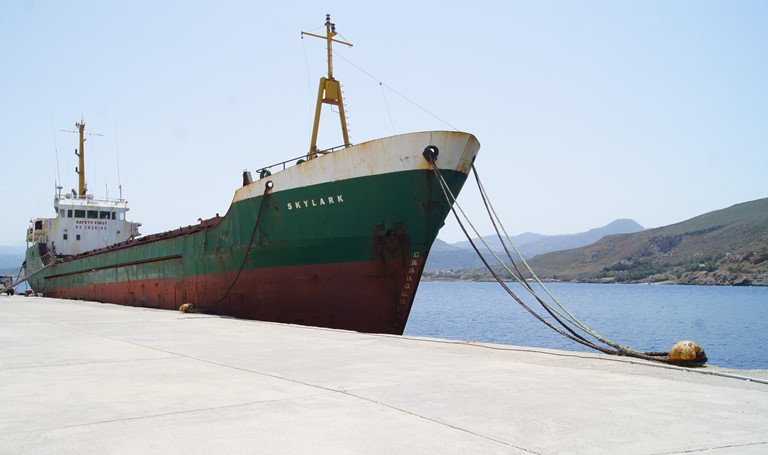 Απομακρύνεται το ακινητοποιημένο καράβι από το λιμάνι Καβονησίου στην Κίσαμο