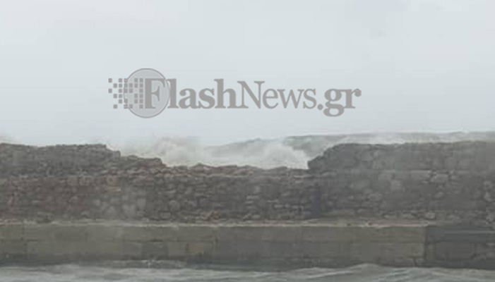 Κύματα έριξαν μέρος του τοιχίου του ενετικού λιμένα Χανίων (φωτο)