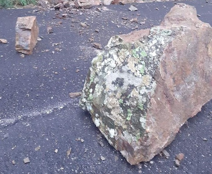 Μεγάλος βράχος έπεσε στη μέση του δρόμου (φωτο)