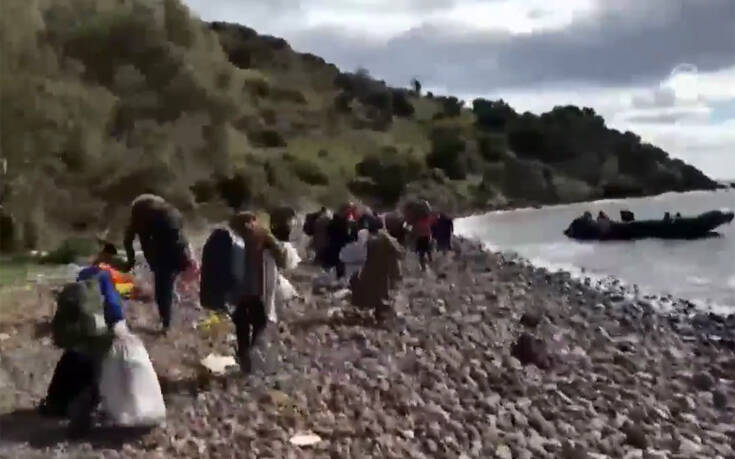 CNN Turk: Βίντεο με πρόσφυγες που προσπαθούν να μπουν σε βάρκα για να έλθουν στην Ελλάδα