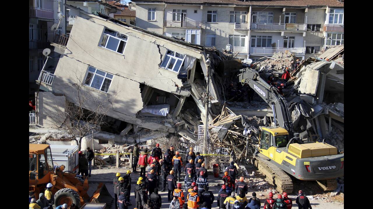 Σεισμός στην Τουρκία: Επτά νεκροί -Πολλοί παγιδευμένοι σε συντρίμμια