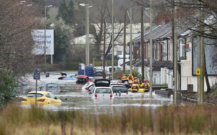 Η καταιγίδα Ντένις σφυροκοπά τη Βρετανία: Πλημμύρες και μεγάλα προβλήματα στις μεταφορές