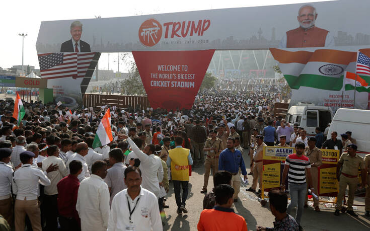 «Namaste Τραμπ»: Ενθουσιώδης υποδοχή στην Ινδία για τον Αμερικανό πρόεδρο