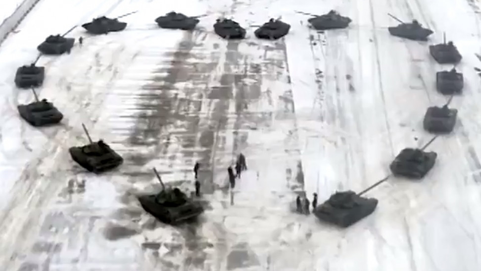 Ρωσία: Πρόταση γάμου με… άρματα μάχης σε σχήμα καρδιάς (βίντεο)