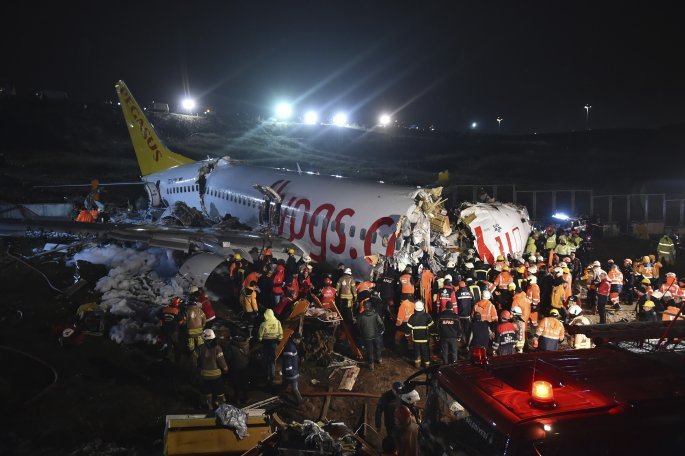 Κωνσταντινούπολη: Τρεις νεκροί και 179 τραυματίες στο αεροπλάνο που κόπηκε στα τρία