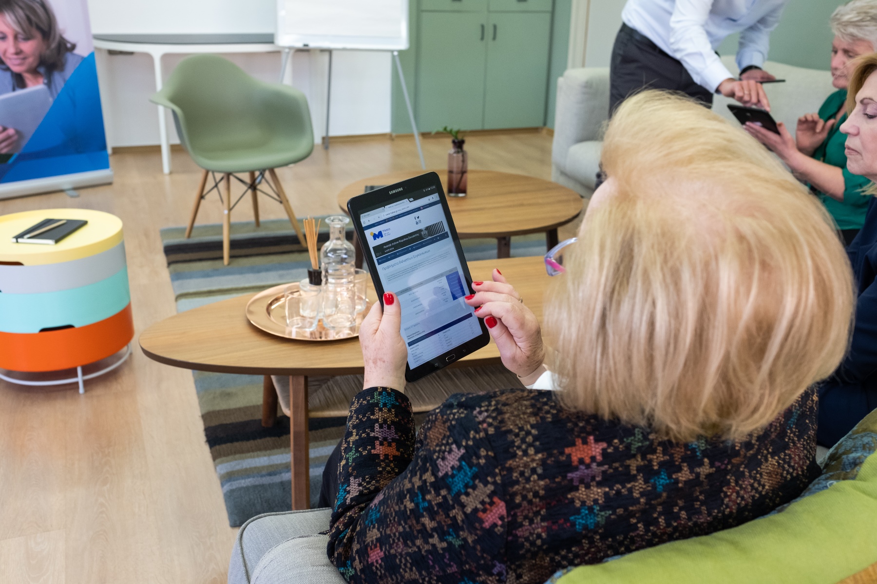COSMOTE: Νέα τμήματα εκμάθησης ψηφιακών μέσων για άτομα μεγαλύτερης