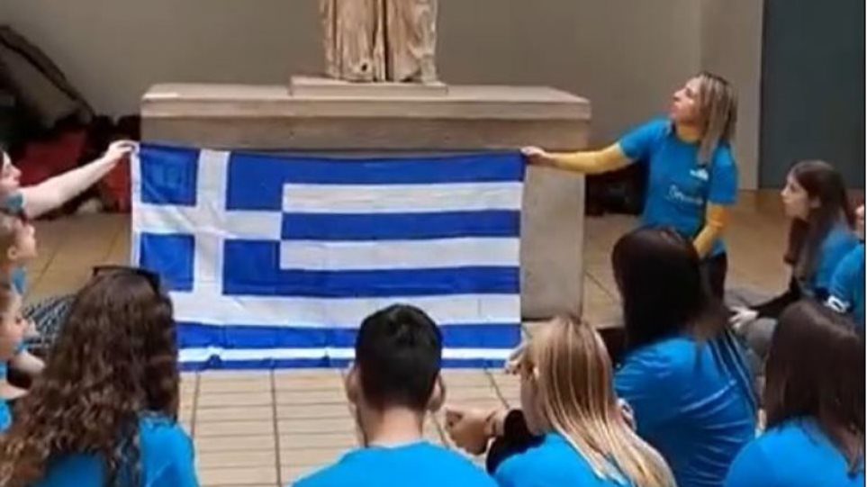 Μαθητές από την Κρήτη τραγούδησαν μπροστά από την κλεμμένη Καρυάτιδα (βίντεο)