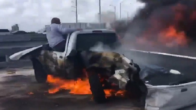 Βίντεο: Άνδρας τραβά από φλεγόμενο αυτοκίνητο τον εγκλωβισμένο οδηγό