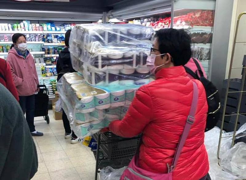 Χονγκ Κονγκ: Ληστές έκλεψαν από διανομέα 600 χαρτιά υγείας έξω από ένα σούπερ μάρκετ