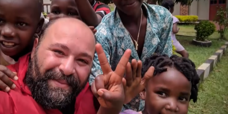 Από το Ηράκλειο μαγειρεύει για τα παιδιά της Αφρικής (βιντεο)