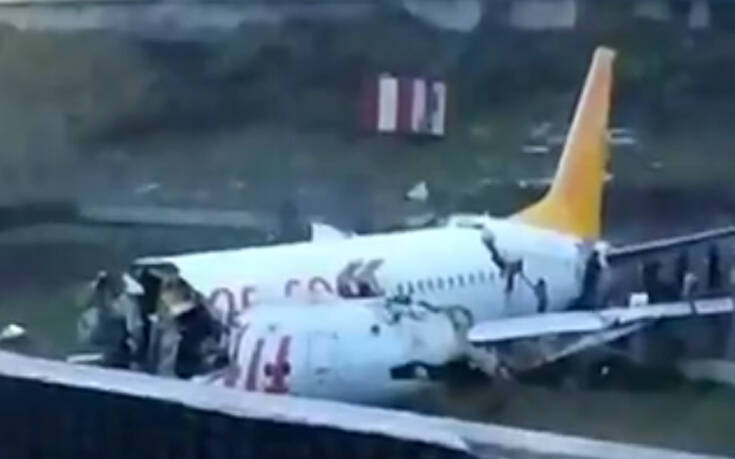 Θρίλερ σε αεροδρόμιο της Κωνσταντινούπολης: Αεροπλάνο κόπηκε στα δυο (Βίντεο)