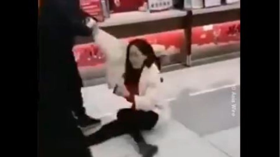 Κορωνοϊός: Πέταξαν έξω από σούπερ μάρκετ γυναίκα που δεν φορούσε μάσκα (βίντεο)