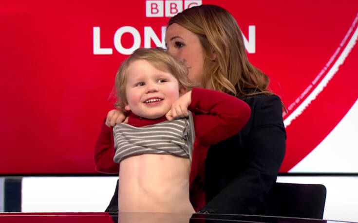 Ο τρίχρονος που προκάλεσε γέλια δείχνοντας την κοιλιά του σε εκπομπή του BBC
