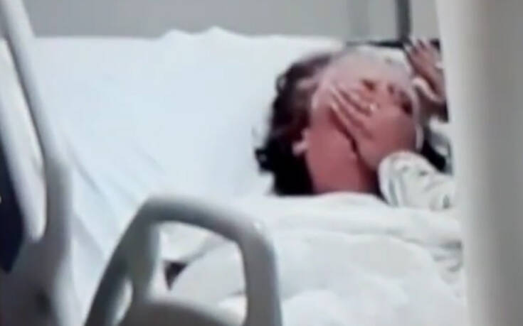 Σοκαριστικό βίντεο: Γυναίκα κατηγορείται πως επιχείρησε να πνίξει την άρρωστη μητέρα της