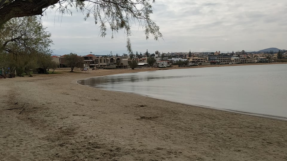 Άδειες οι παραλίες των Χανίων – Κάποιοι τελικά ακούνε τις οδηγίες του Υπουργείου (φωτο)