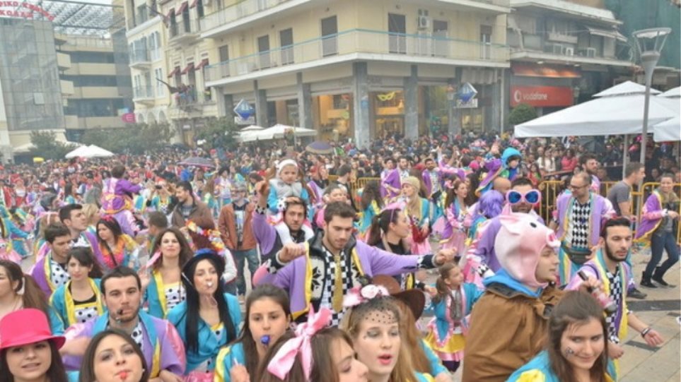 Πάτρα: Ετοιμάζονται για παρέλαση το μεσημέρι οι χιλιάδες καρναβαλιστές
