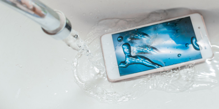 11 βήματα για να στεγνώσετε το κινητό σας που έπεσε στο νερό
