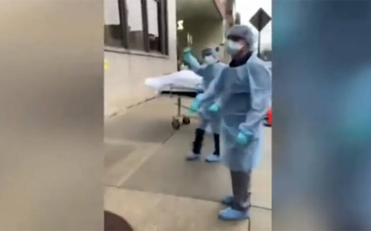 Νέα Υόρκη: Bίντεο δείχνει νοσηλευτές να φορτώνουν πτώματα σε φορτηγά-ψυγεία