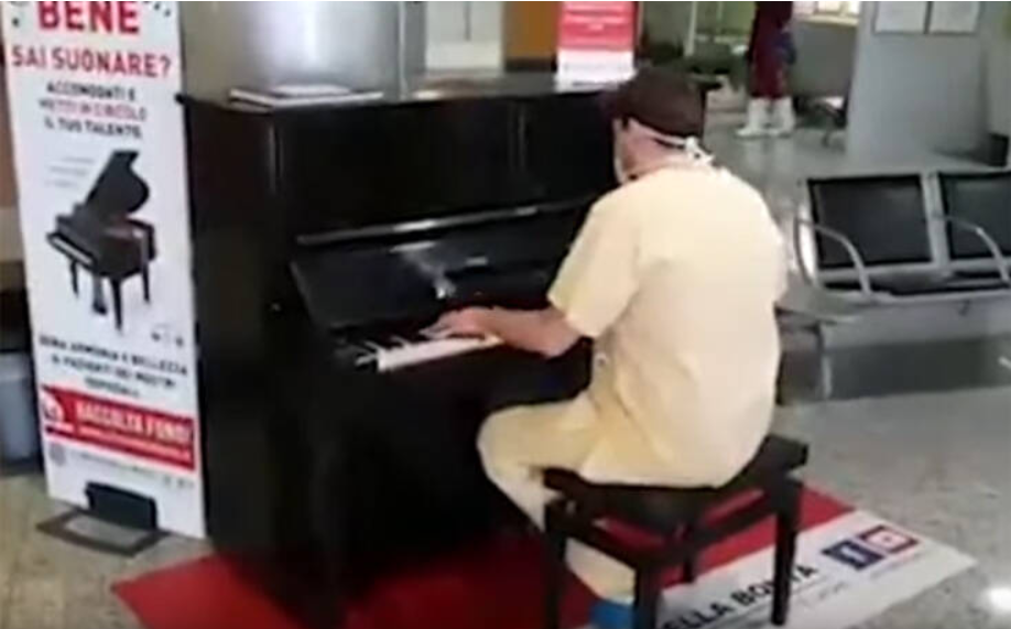 Ιταλός γιατρός παίζει στο πιάνο νοσοκομείου το τραγούδι των Queen «Don’t stop me now»