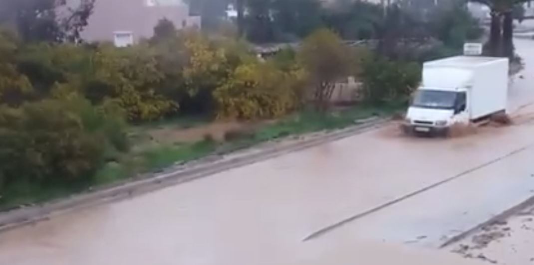 Έπεσε πολύ νερό στην δυτική Κρήτη – Πλημμύρισε ο δρόμος στην Κουντούρα (βίντεο)