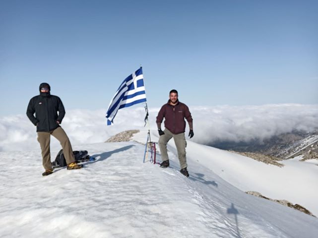 Χανιώτες ύψωσαν την ελληνική σημαία σε κορυφή των Λευκών Ορέων (φωτο)