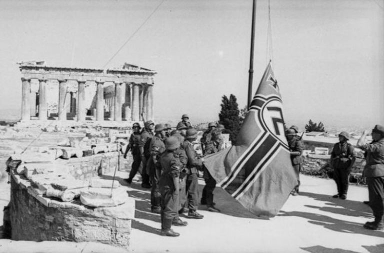 Όταν ο Γλέζος κατέβασε τη ναζιστική σημαία από την Ακρόπολη – Βίντεο με αφήγηση του ίδιου