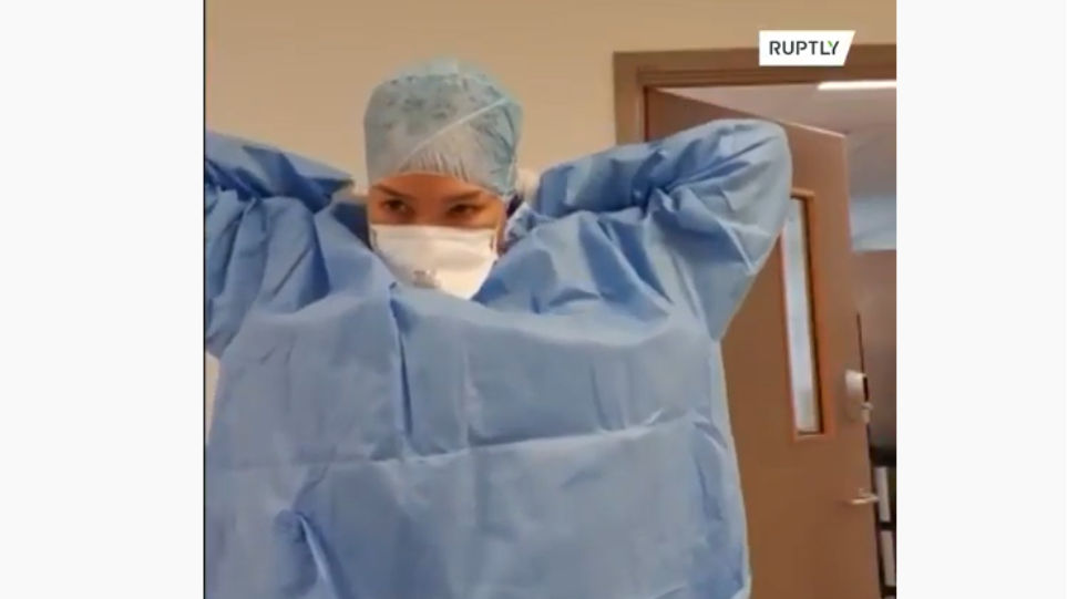 Η ρουτίνα προστασίας μίας νοσοκόμας στη Βρετανία (βίντεο)