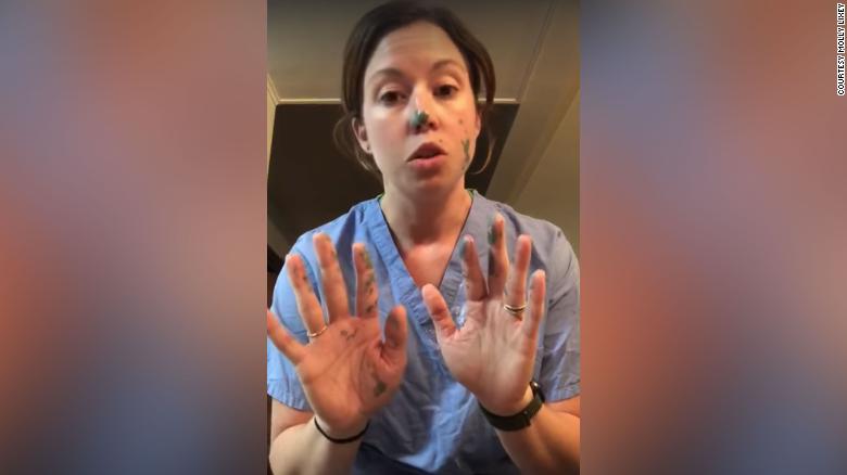 Μία νοσοκόμα εξηγεί πώς γίνεται να μολυνθούμε στο σουπερμάρκετ ακόμα κι αν φοράμε γάντια