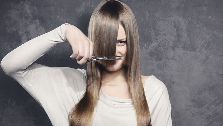Πώς να κόψετε τα μαλλιά σας μόνη σας στο σπίτι