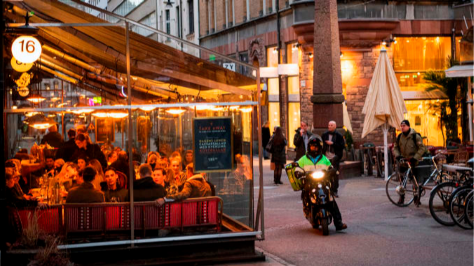 Σουηδία: Όπως άνοιξαν… έκλεισαν μπαρ και εστιατόρια που παραβίασαν τους κανόνες