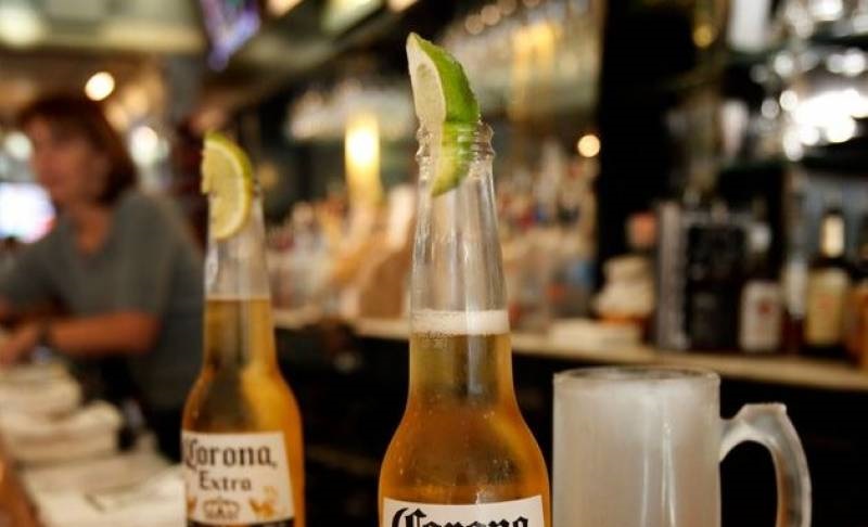 Καλά νέα για τους “οπαδούς” της μπύρας Corona – Υπάρχουν αποθέματα στην Ελλάδα