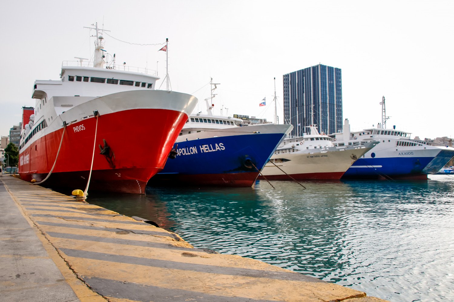 Ελεγχοι στα λιμάνια: Ποιοι επιτρέπεται να μετακινηθούν από και προς νησιά