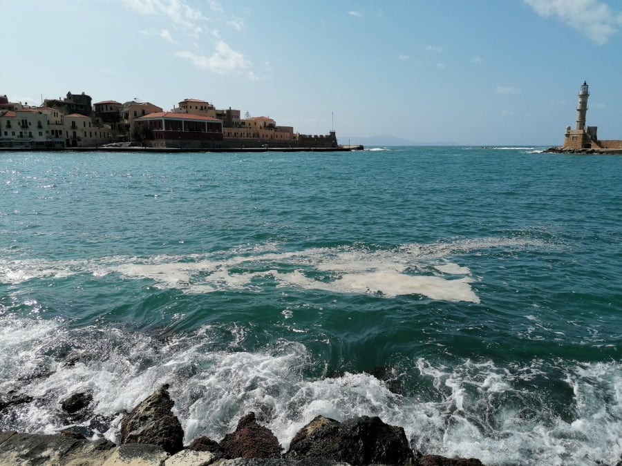 Η θάλασσα “ξεβράζει” λύματα στο Ενετικό Λιμάνι Χανίων (φωτο)
