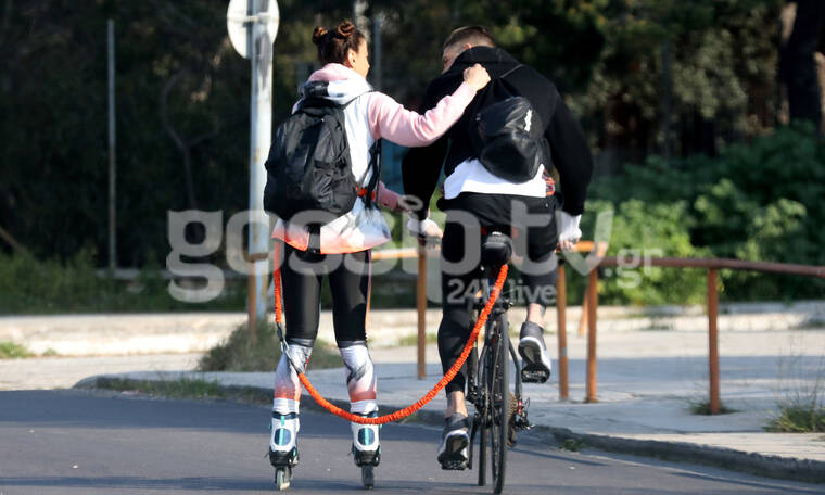 Το ζευγάρι παίρνει τους δρόμους με ποδήλατα και πατίνια (φωτο)