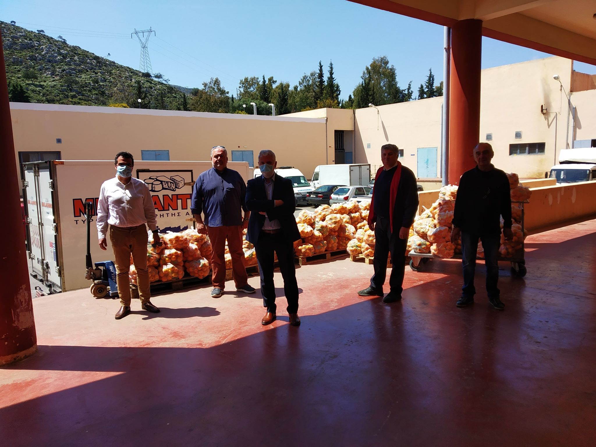 Πρόσφεραν 250 τσάντες πορτοκάλια στο προσωπικό του νοσοκομείου Χανίων